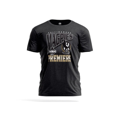 AFL 2023 PREMIERS FLAG TEE- COLLINGWOOD MAGPIES